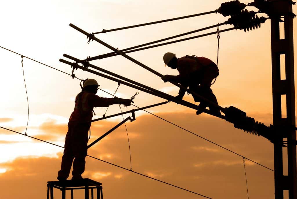 training lineman work with instruction Lineman work with expert training